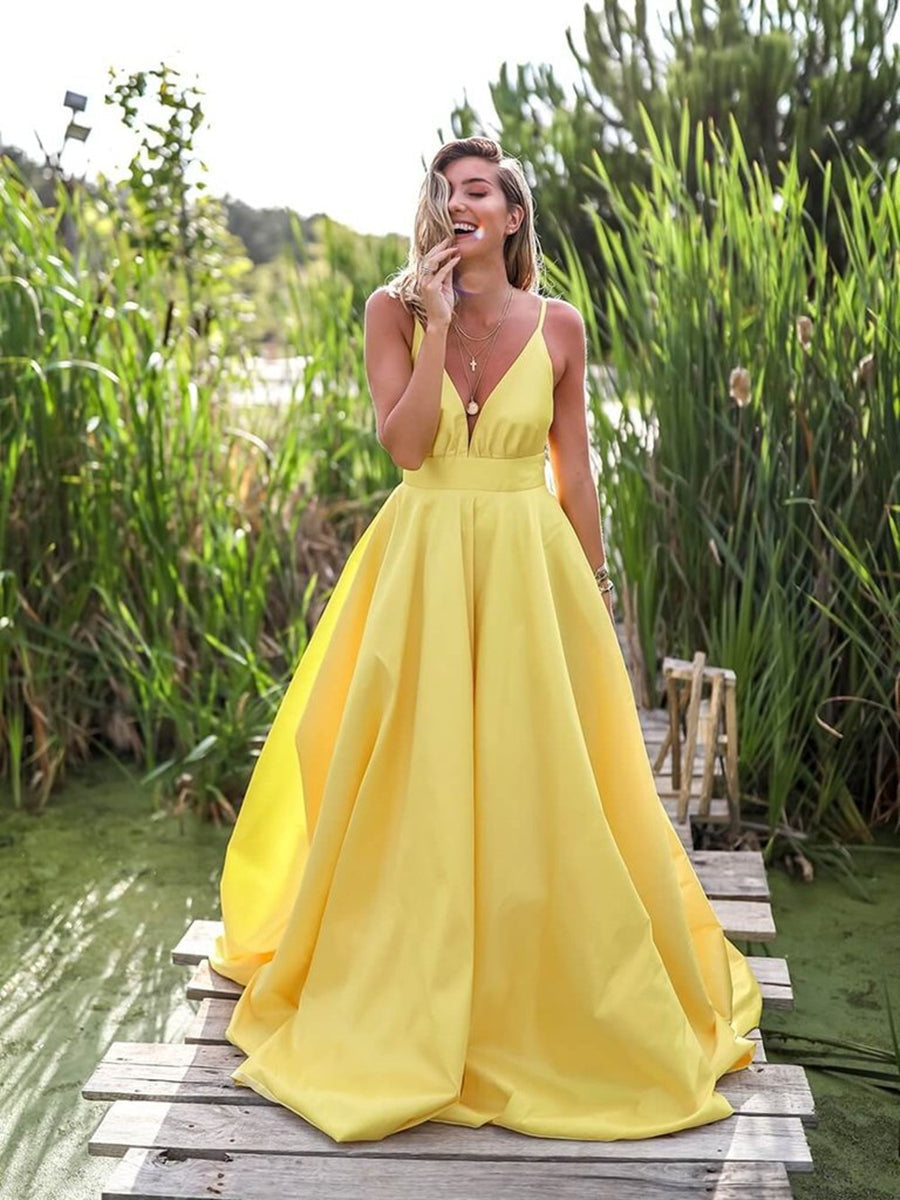 Gelbes A-Linie V-Ausschnitt Rückenfreies Satin Langes Abendkleid