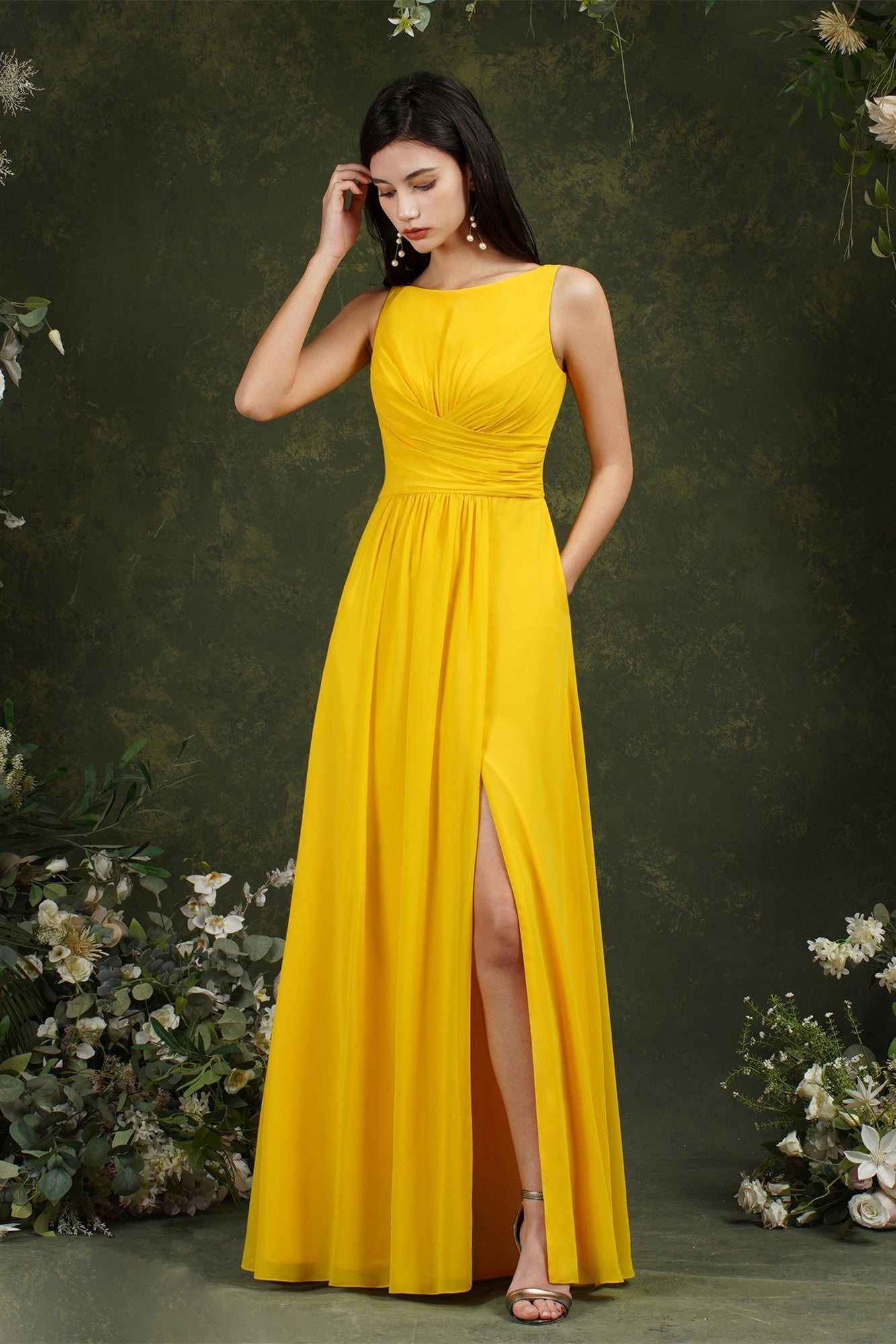 Vestido de dama de honor amarillo de corte barco, de gasa, con volantes, abertura hasta el suelo y bolsillos