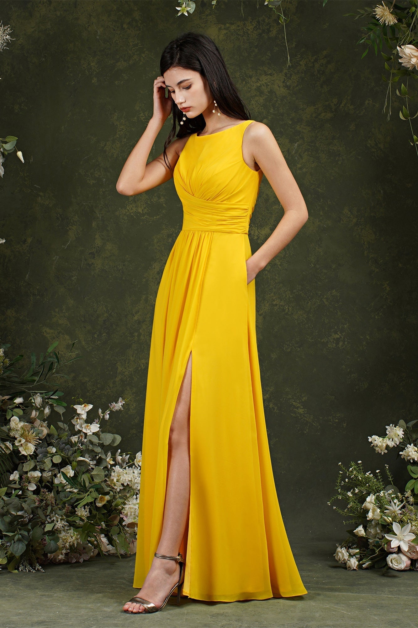 Vestido de dama de honor amarillo de corte barco, de gasa, con volantes, abertura hasta el suelo y bolsillos
