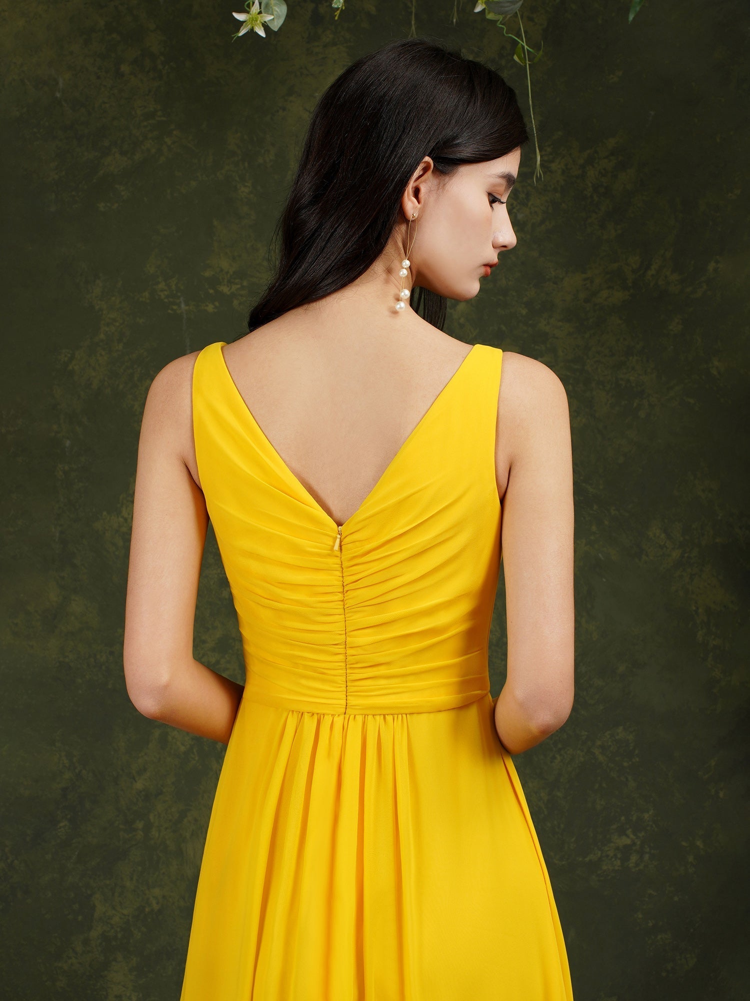 Vestido de dama de honor amarillo de corte barco, de gasa, con volantes, abertura hasta el suelo y bolsillos