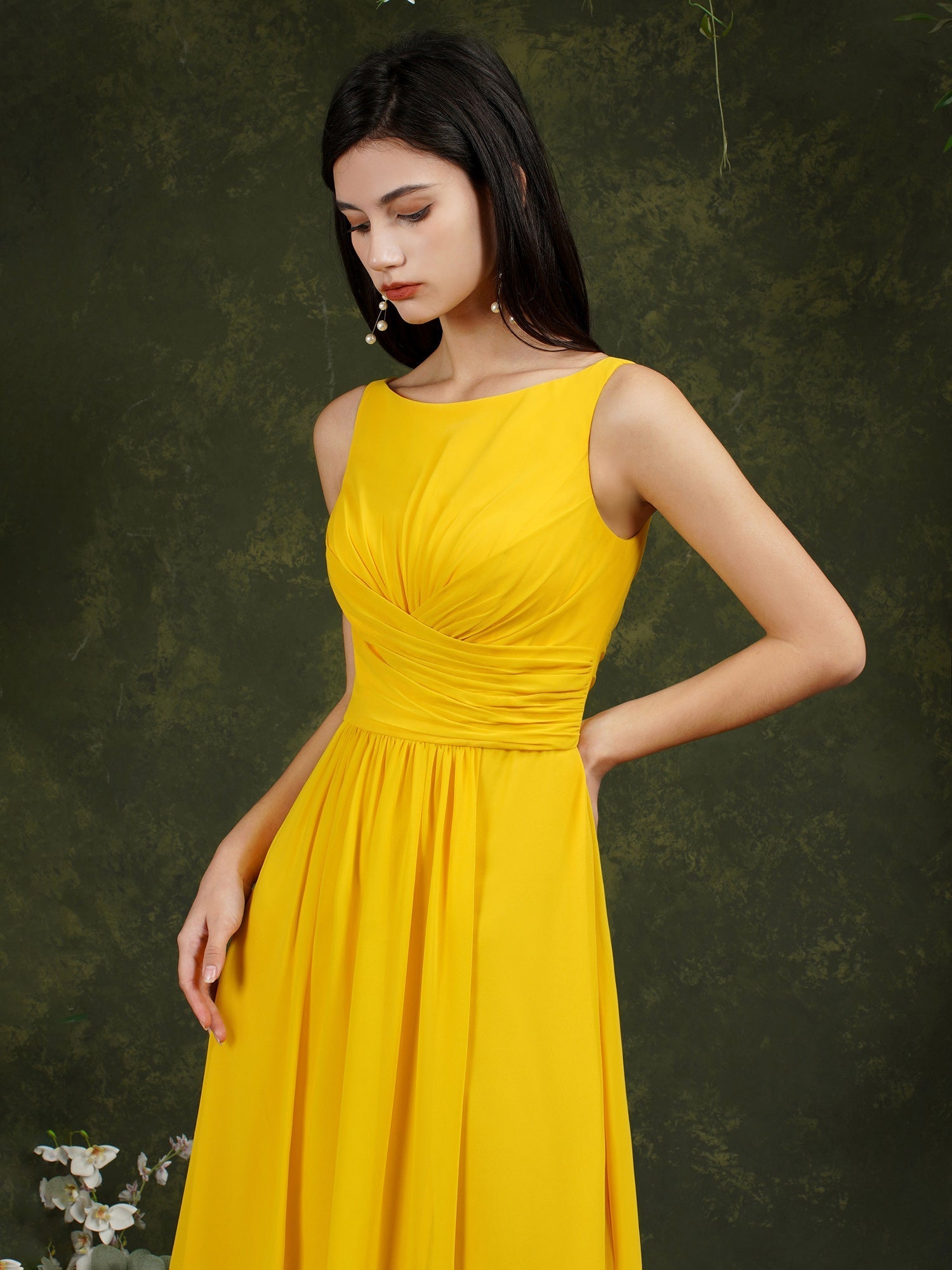 Vestido de dama de honor amarillo de corte barco, de gasa, con volantes, abertura hasta el suelo y bolsillos