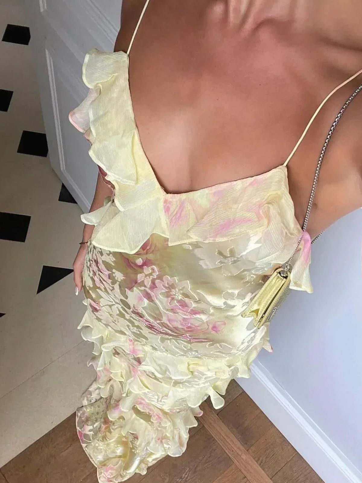 Zaylee | Vestido de fiesta largo amarillo de corte sirena con tirantes finos y volantes