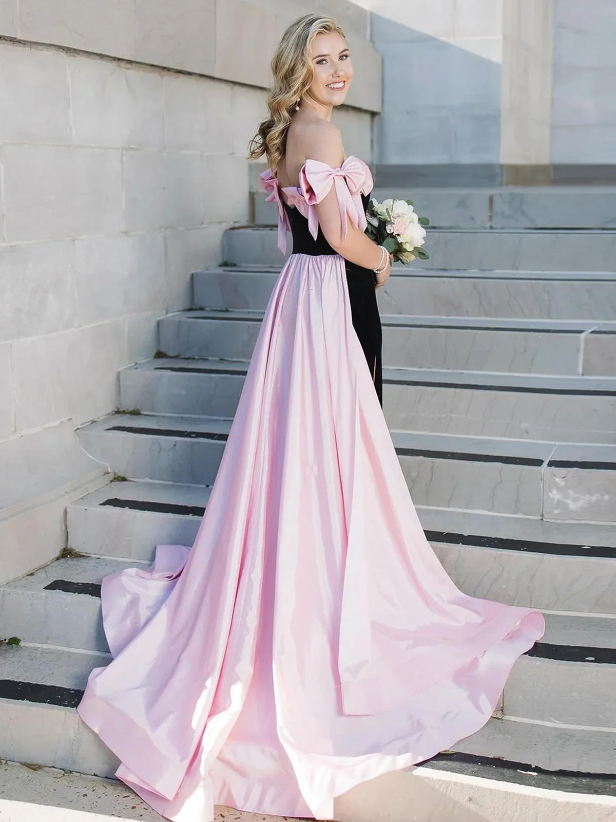 Zia | Vestido de fiesta largo de terciopelo rosa con escote sirena y lazos, con hombros descubiertos
