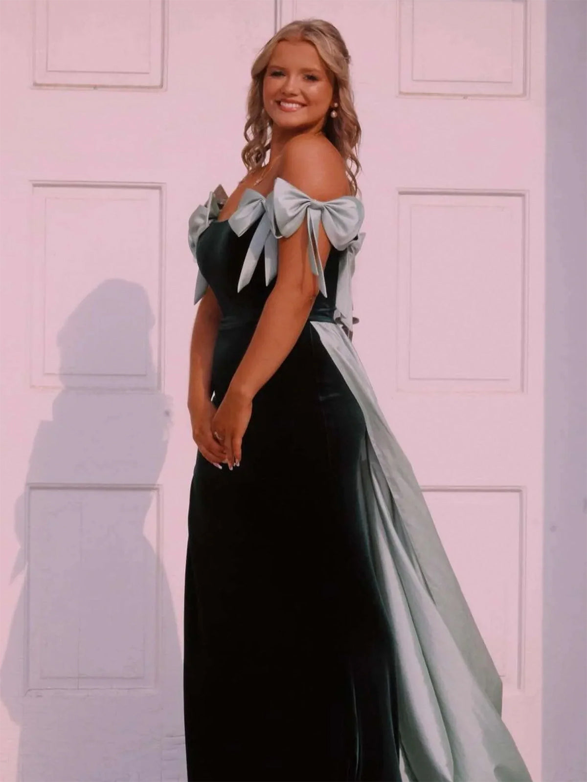 Zia | Vestido de fiesta largo de terciopelo rosa con escote sirena y lazos, con hombros descubiertos